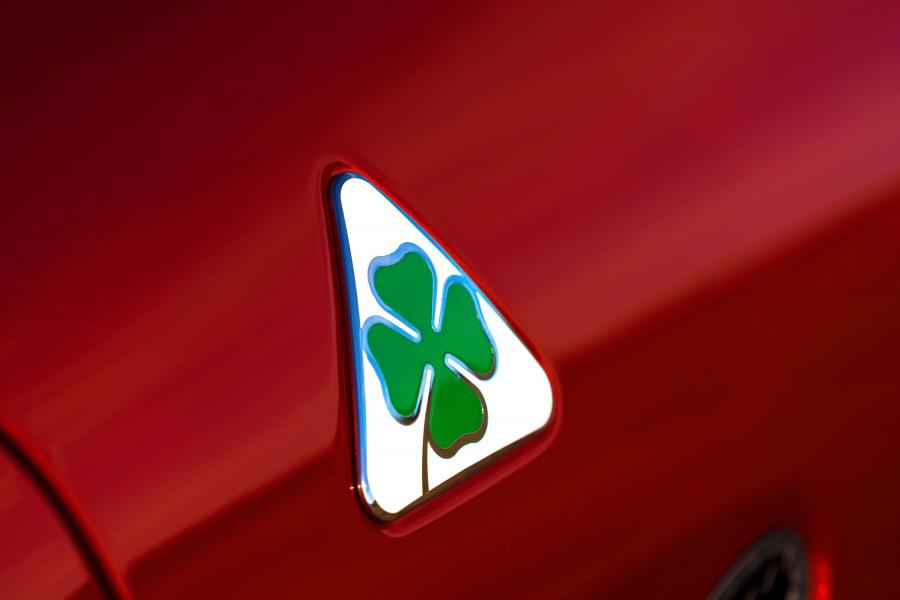 Логотип Alfa Romeo Giulia Quadrifoglio (952) 2016 года  (NA) (фото 24 из 86)